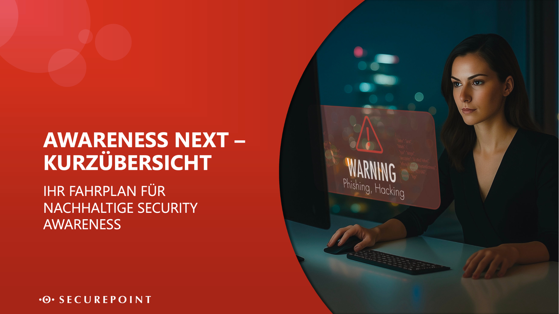 Eine junge Frau sitzt aufmerksam und selbstbewusst vor einem Computer.