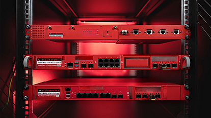 UTM Firewall für Serverschränke von Securepoint G5 Firewall ist in einem Serverschrank eingebaut mit einer roten Beleuchtung