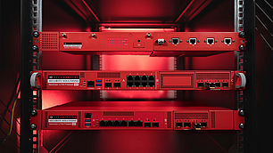 UTM Firewall für Serverschränke von Securepoint G5 Firewall ist in einem Serverschrank eingebaut mit einer roten Beleuchtung