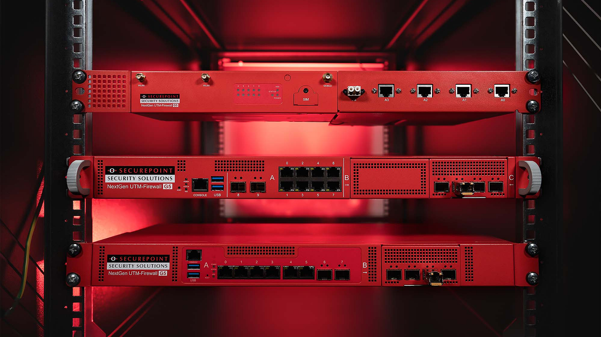 UTM Firewall für Serverschränke von Securepoint G5 Firewall ist in einem Serverschrank eingebaut mit einer roten Beleuchtung