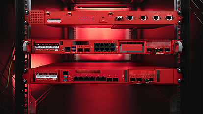 UTM Firewall für Serverschränke von Securepoint G5 Firewall ist in einem Serverschrank eingebaut mit einer roten Beleuchtung