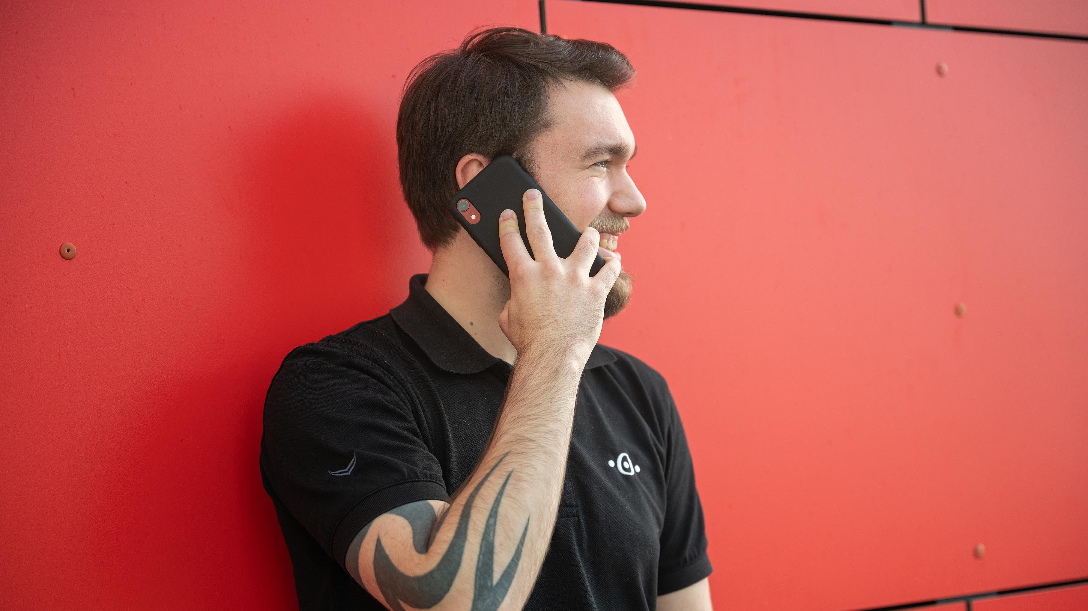 Mobile Device Protection schützt ihre mobilen Endgeräte. Securepoint Mitarbeiter mit Smartphone am Telefonieren