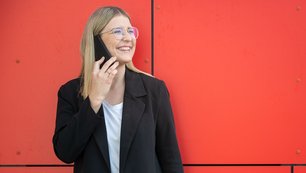 Eine Frau telefoniert mit Smartphone