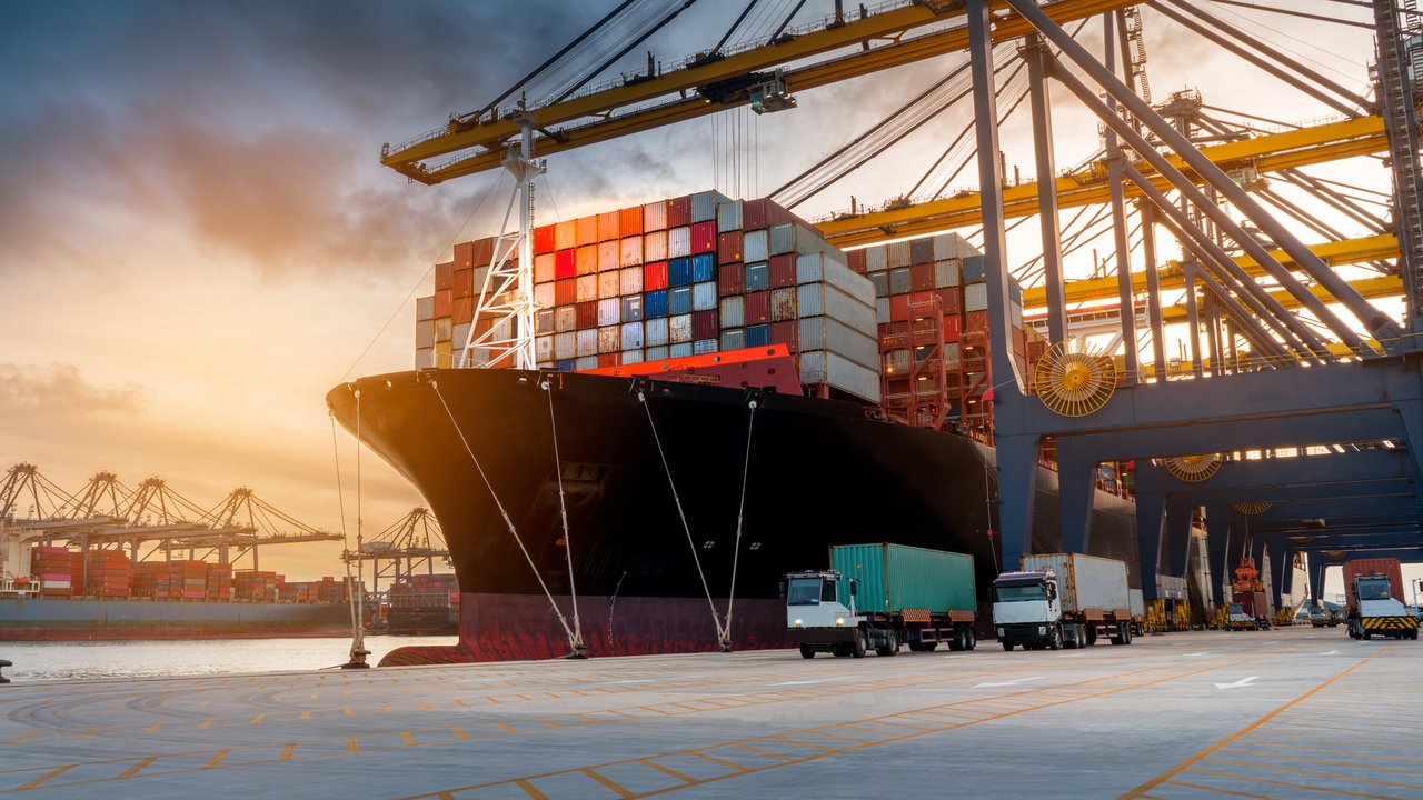 Containerschiff im Hafen beim Laden.