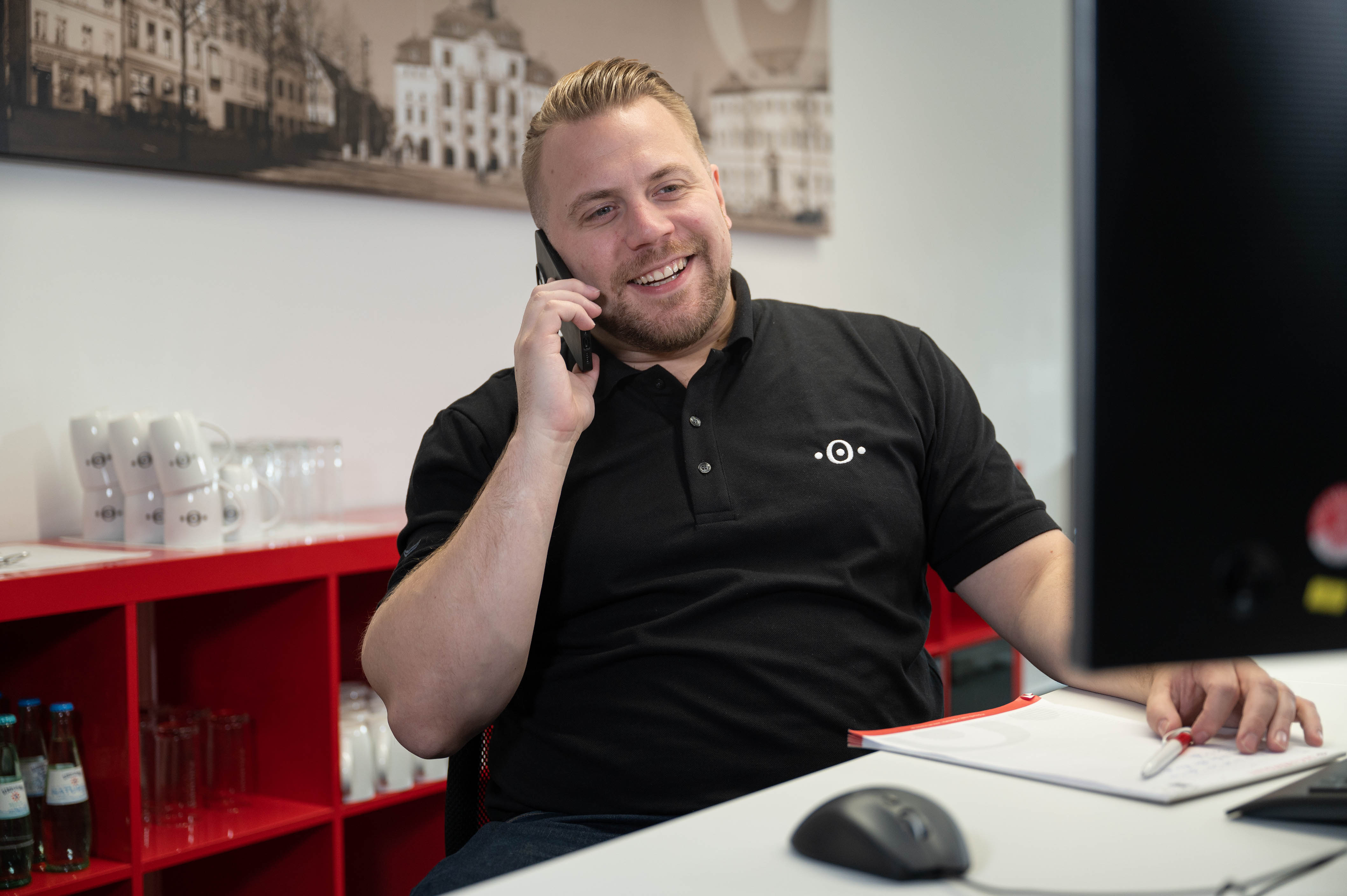 Become Managed Security Service Provider (MSSP) Securepoint employee on the phone with a customer