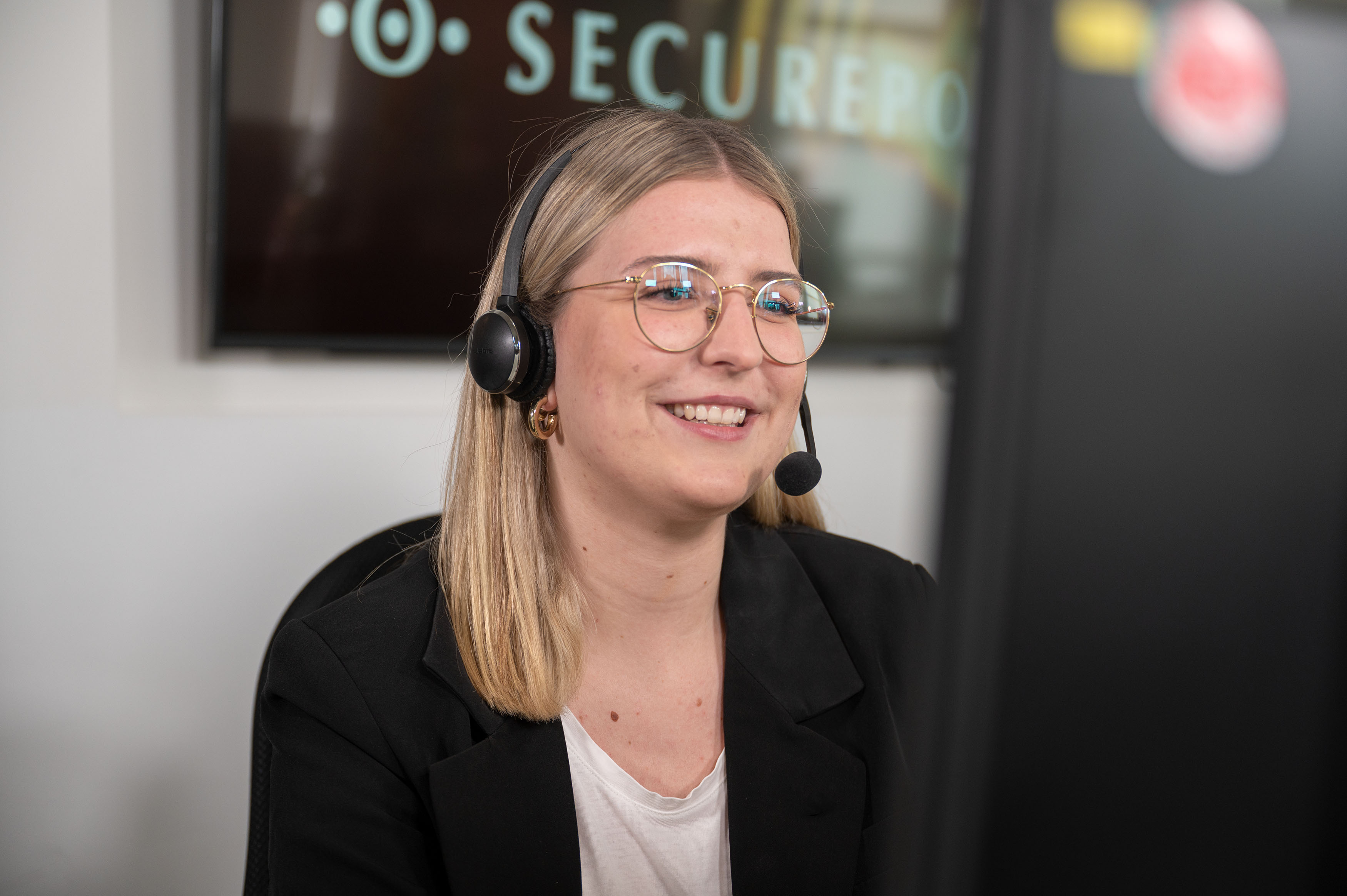 Meist können wir Ihre IT-Probleme im ersten Telefonat lösen. Support-Mitarbeiterin von Securepoint im Telefonat mit einem Kunden.