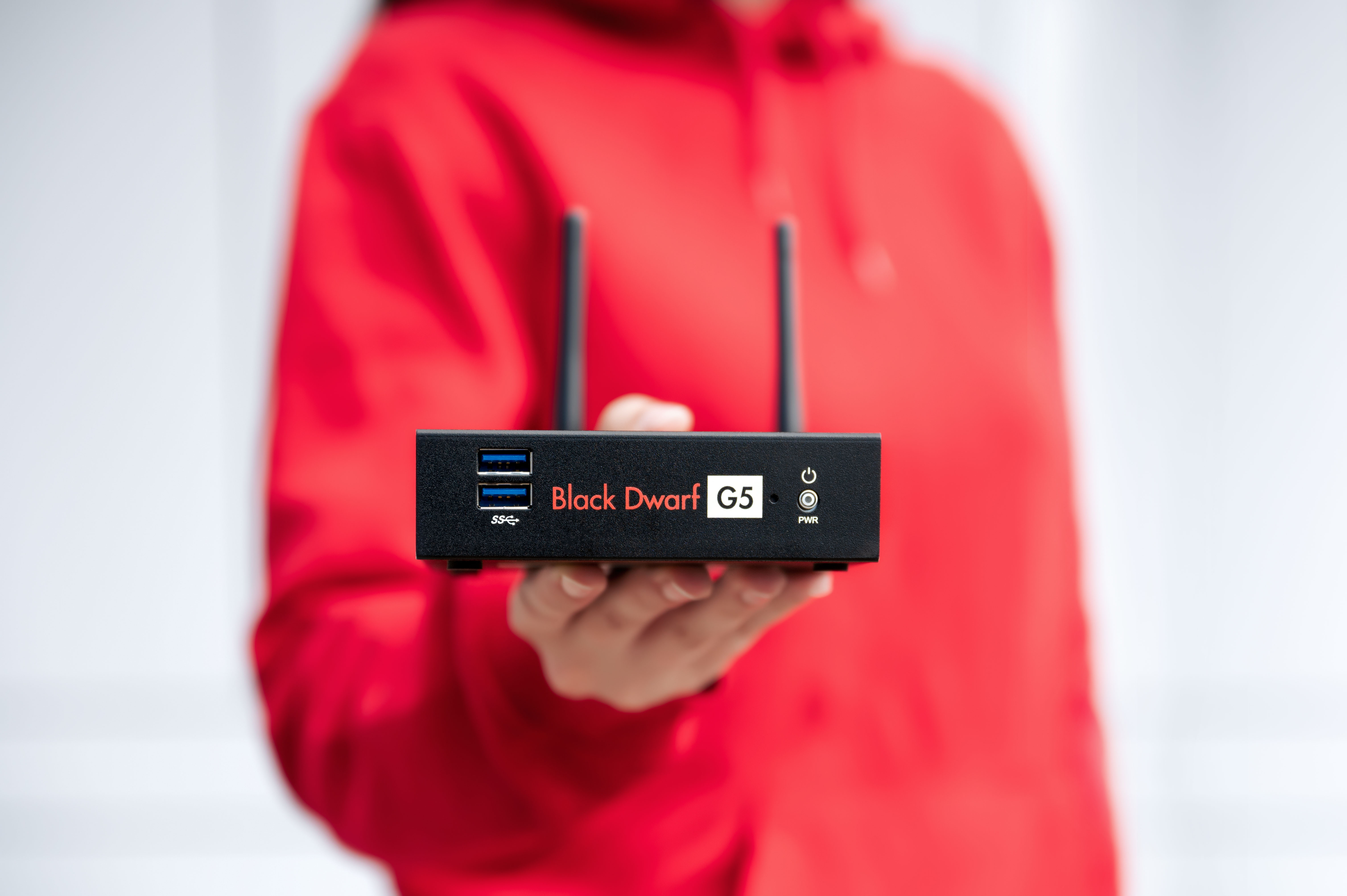 UTM-Firewall Black Dwarf für IT Security im Unternehmen Mann mit UTM-Firewall Black Dwarf in der Hand