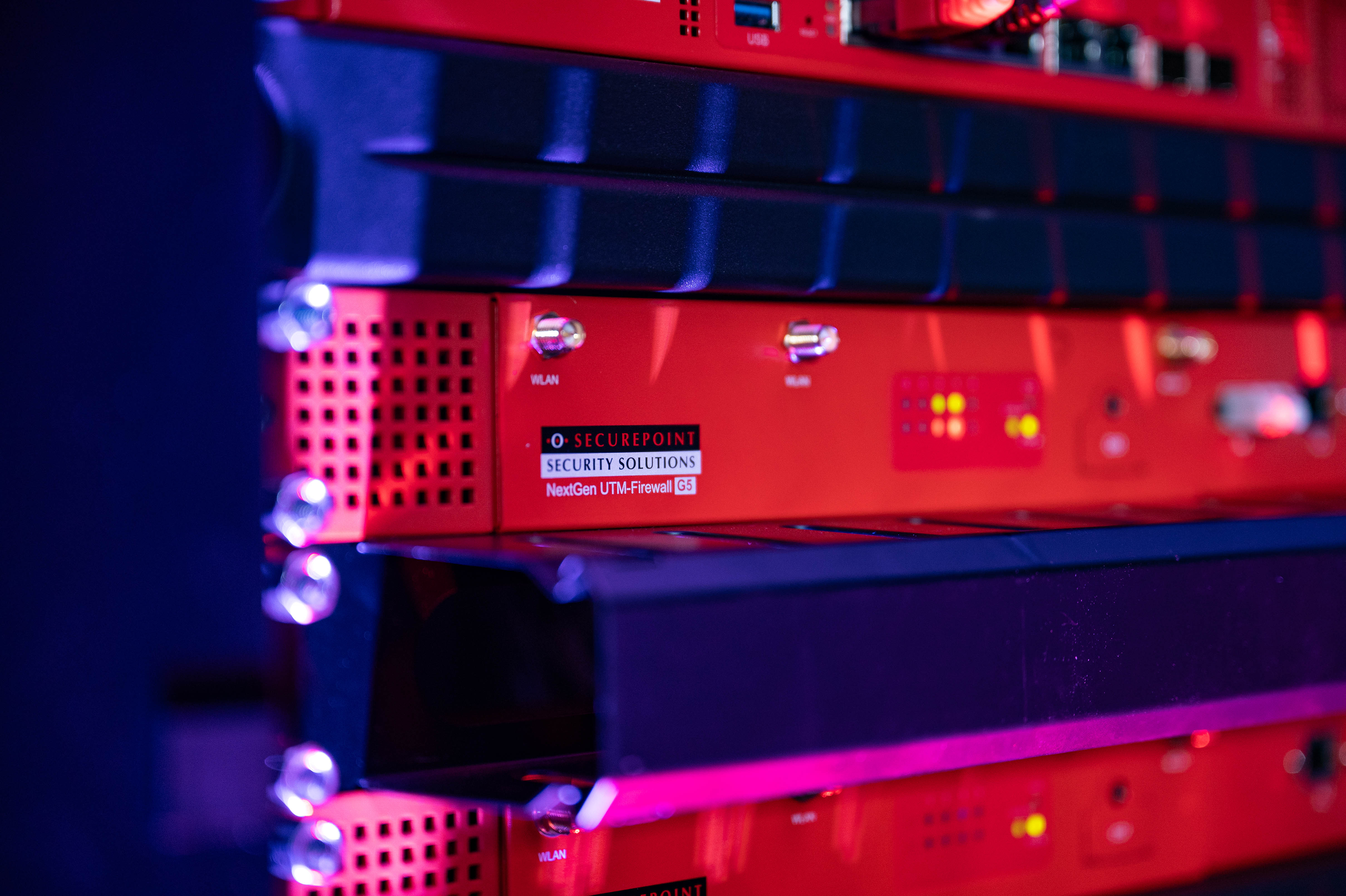 Securepoint UTM-Firewalls Securepoint UTM-Firewalls in einem Serverschrank