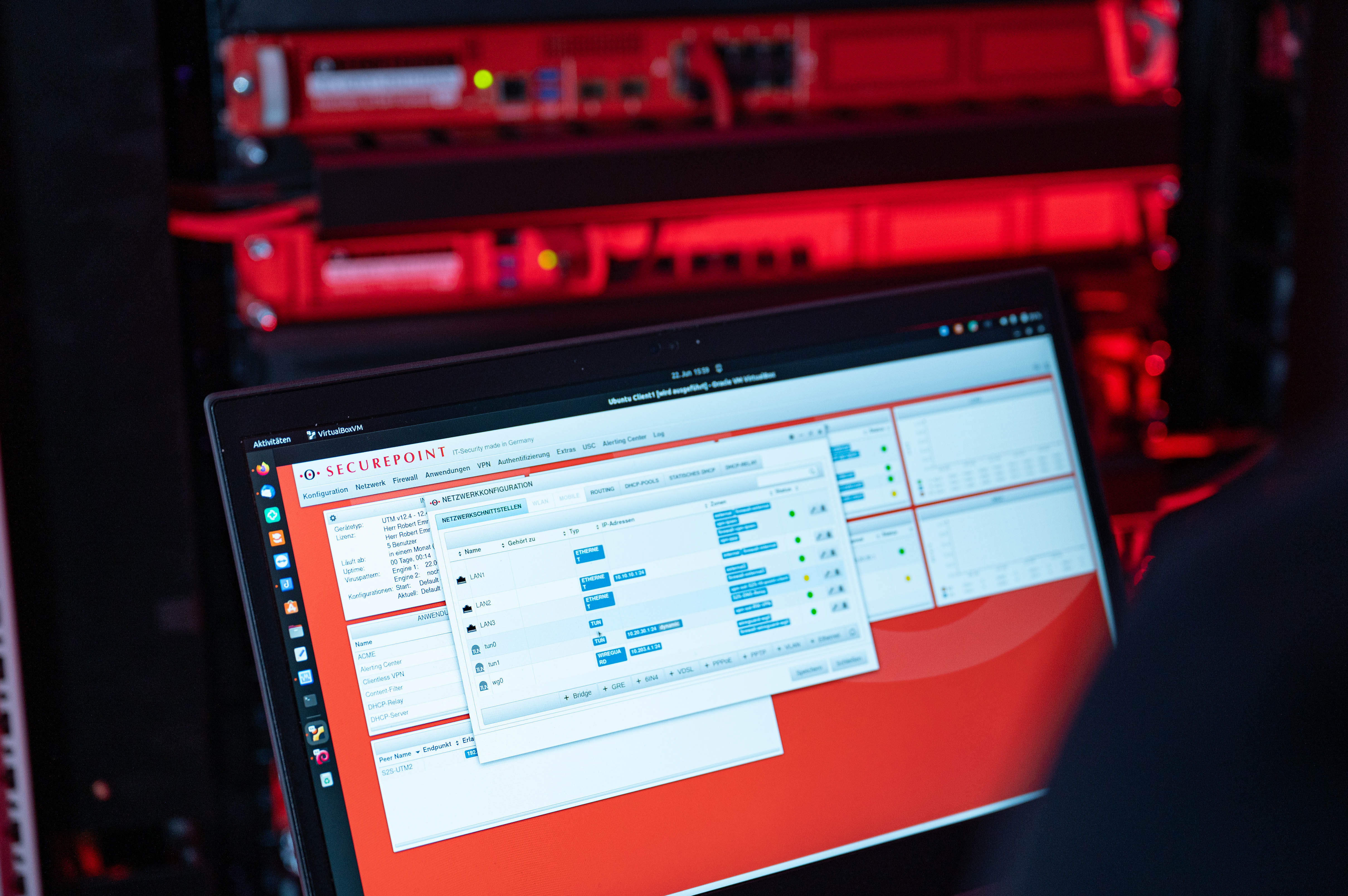 Einfaches Management der UTM-Firewalls über das Unified Security Portal Das Securepoint Unified Security Portal auf einem Laptop.