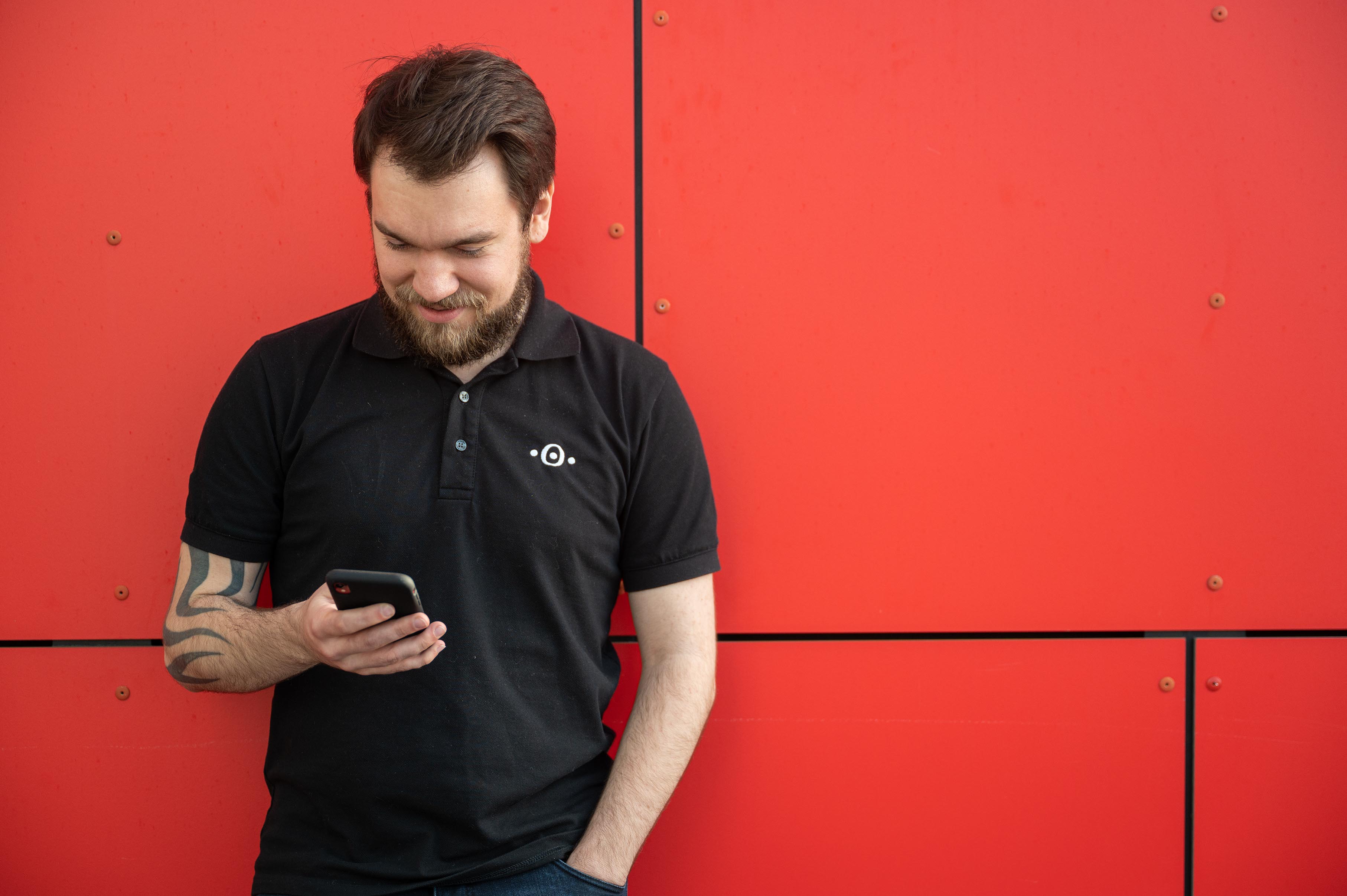 Mit Mobile Device Management alles unter Kontrolle. Securepoint Mitarbeiter mit Smartphone