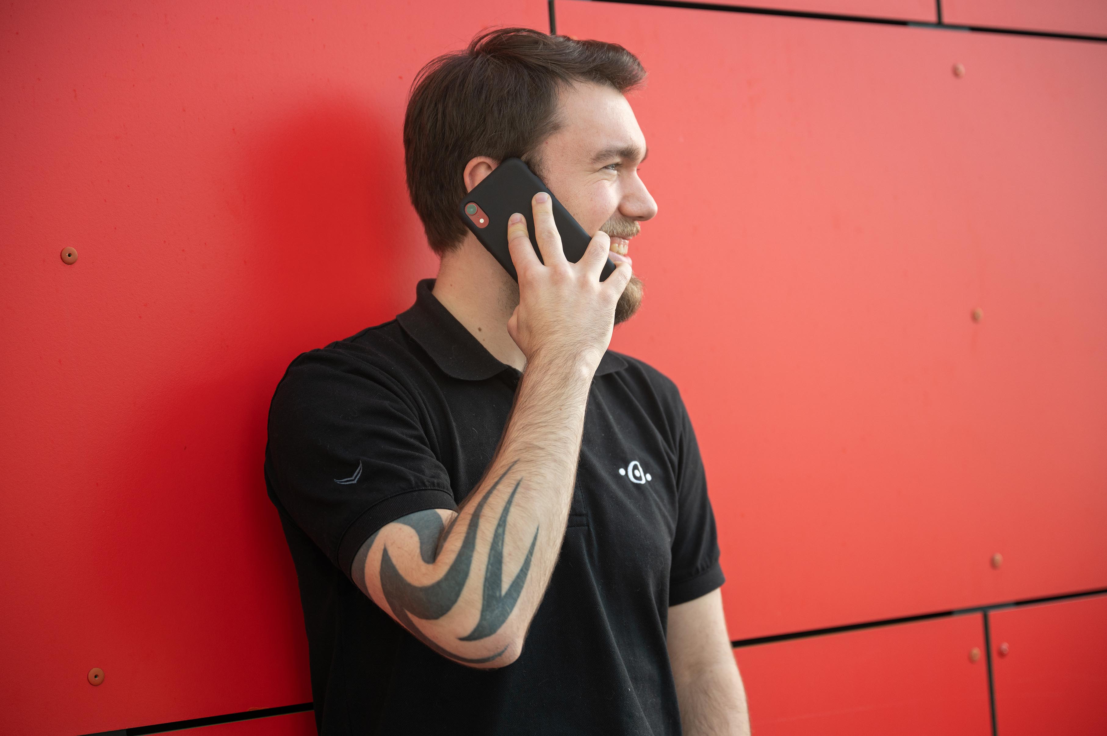 Mobile Device Protection schützt ihre mobilen Endgeräte. Securepoint Mitarbeiter mit Smartphone am Telefonieren