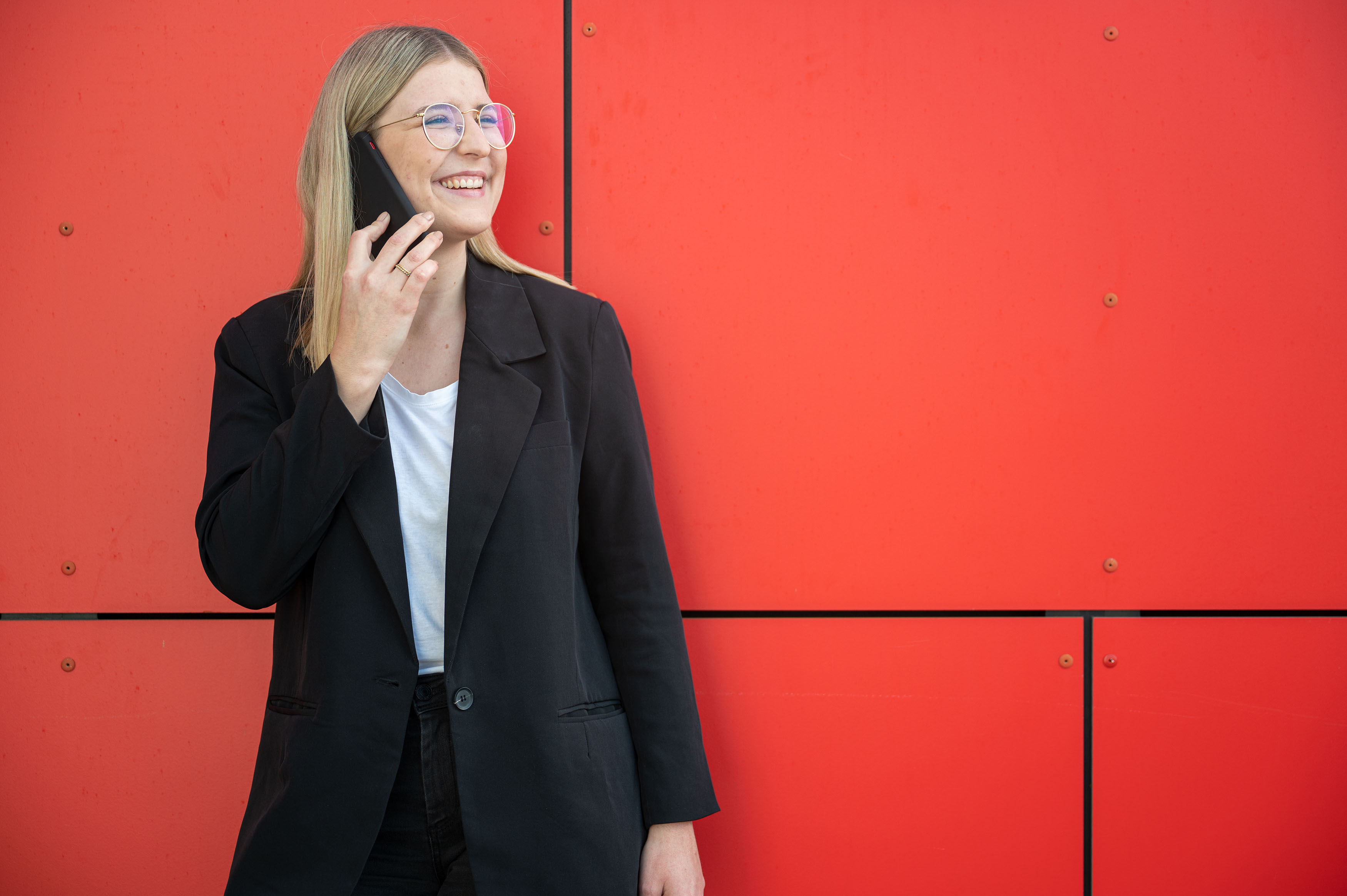 Mit Mobile Security Endgeräte effektiv absichern. Eine Frau telefoniert mit Smartphone