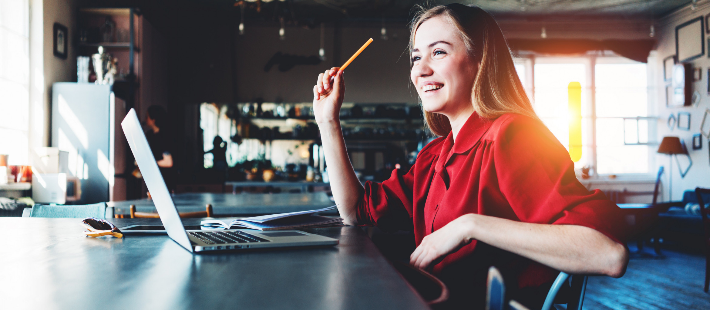 Secure your data on German servers in compliance with the law. Woman with pen in hand in front of a laptop