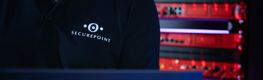 Warum klassische Projektmodelle ausgedient haben Person steht vor einem Serverschrank. Auf dem Poloshirt ist das Logo von Securepoint.