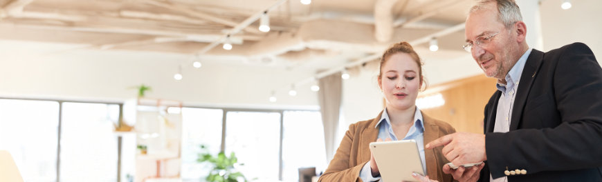 Datenschutz ist Chefsache Zwei Personen unterhalten sich.