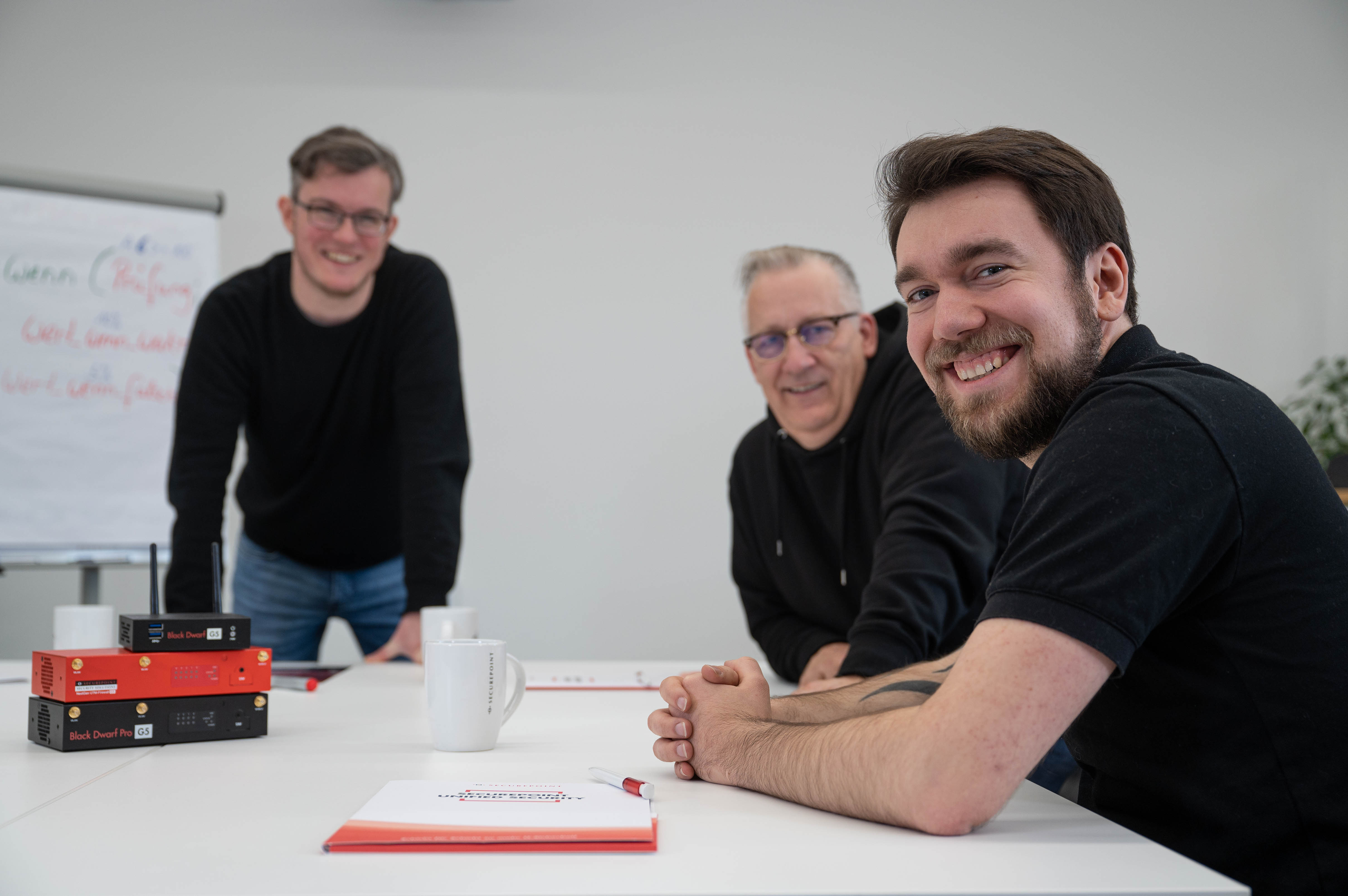 Securepoint schult regelmäßig seine Mitarbeiterinnen und Mitarbeiter. Securepoint Mitarbeiter in einer Schulung